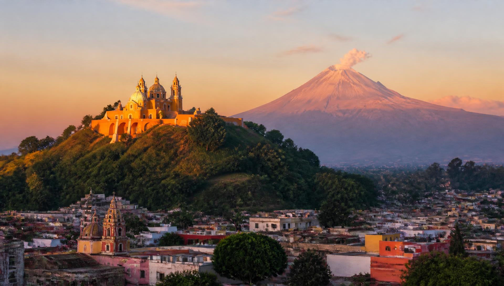 Santuario de Cholula frente al Popocatépetl
