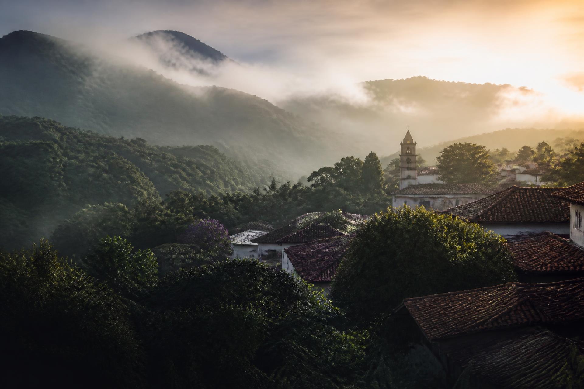 Zacatlán entre montañas cubiertas de niebla al amanecer