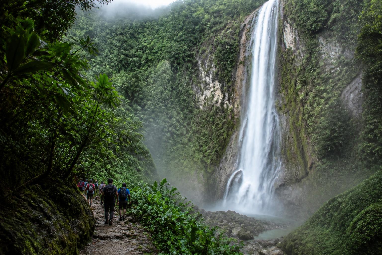Gran cascada de Tulimán entre el bosque
